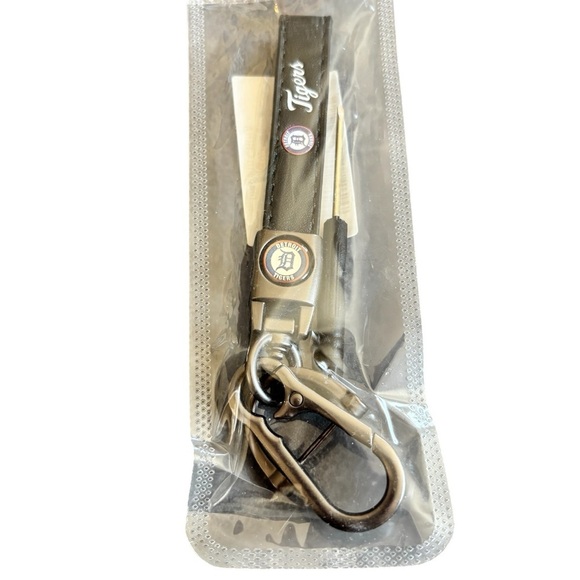 Detroit Tigers MLB  Car Keychain Women Men Baseball Keyring Leather Strap Pewter - Picture 3 of 3